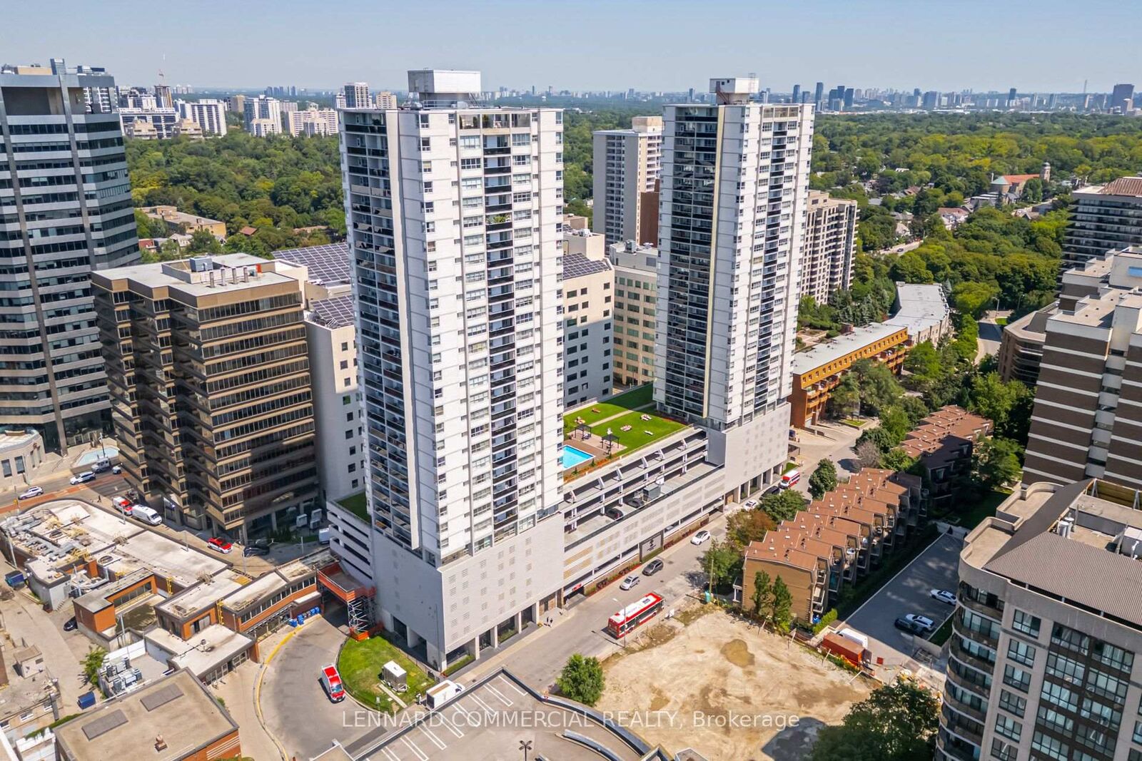 Property Photo:  60 Pleasant Boulevard 2806  ON M4T 1K1 