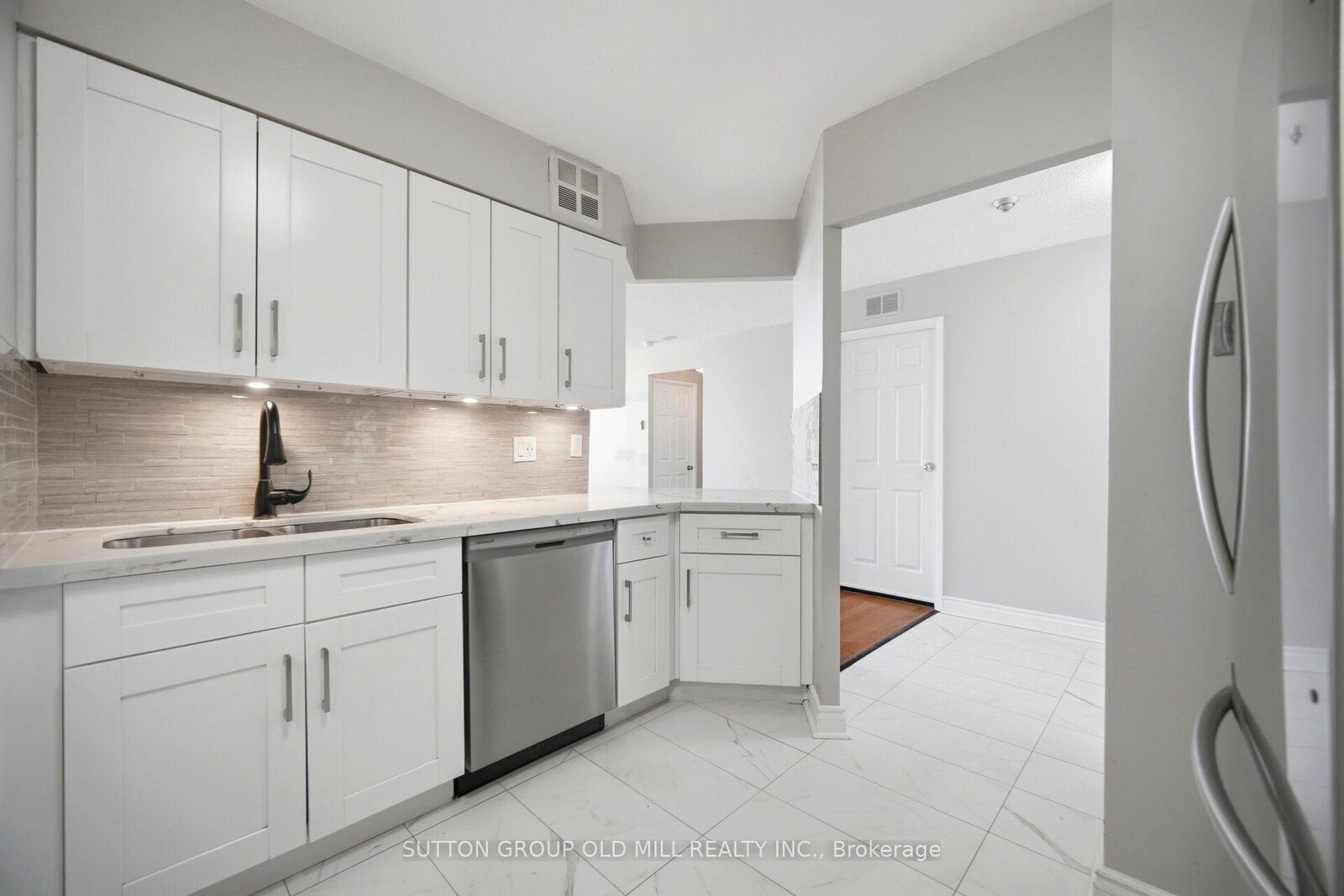 Property Photo:  3605 Kariya Drive 1812  ON L5B 3J4 