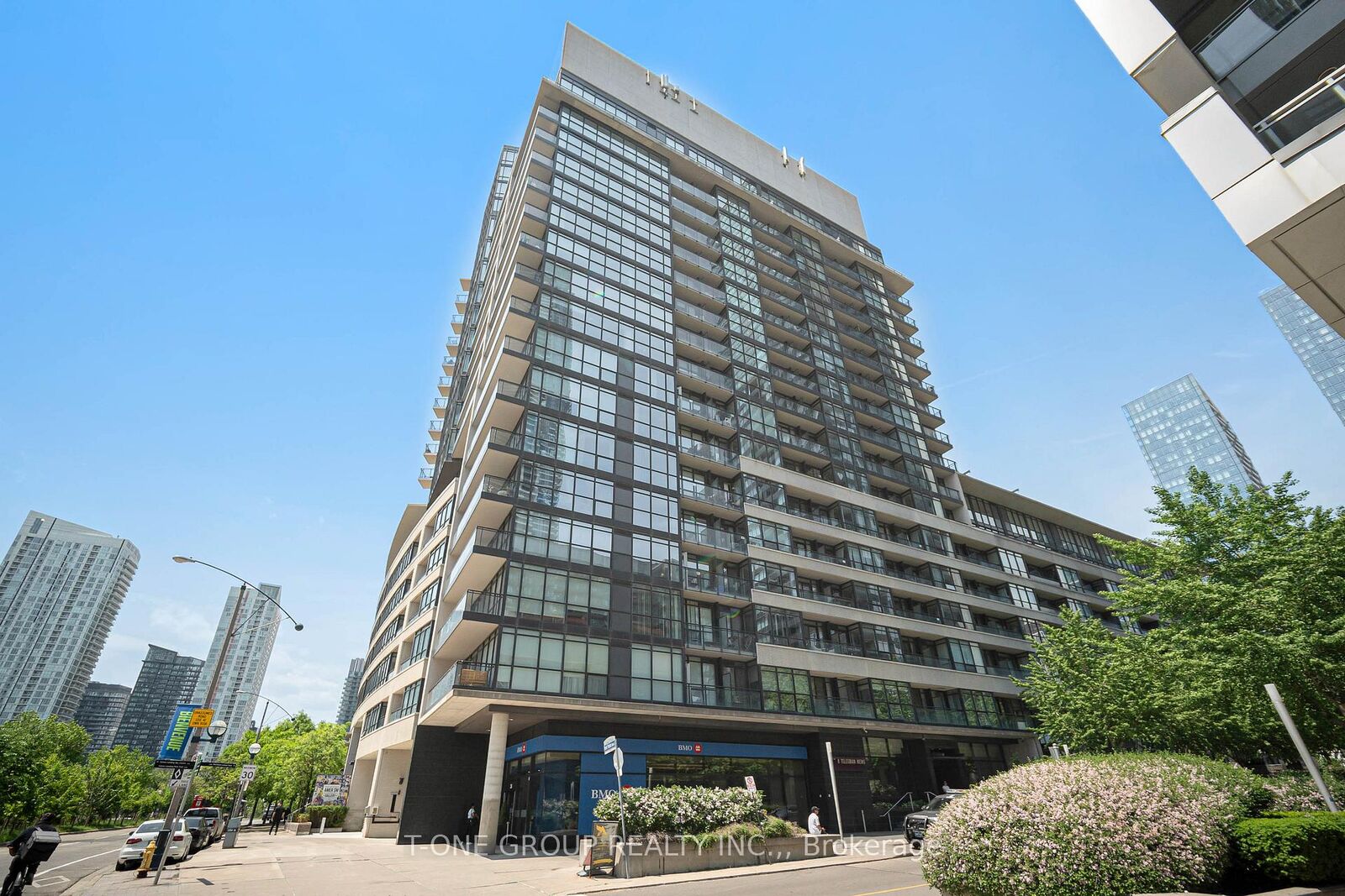 Property Photo:  8 Telegram Mews 829  ON M5V 3Z5 