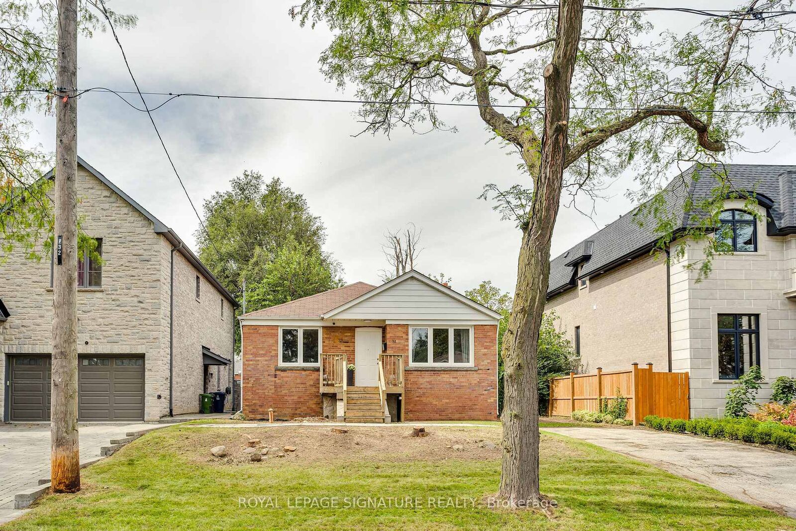 Property Photo:  32 Wigan Crescent  ON M3H 3A4 