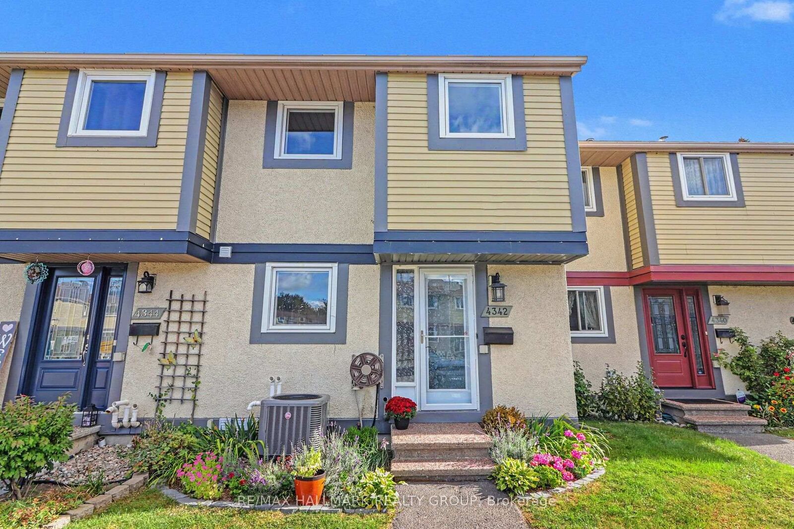 Property Photo:  4342 Meadowvale Lane  ON K1B 5A2 
