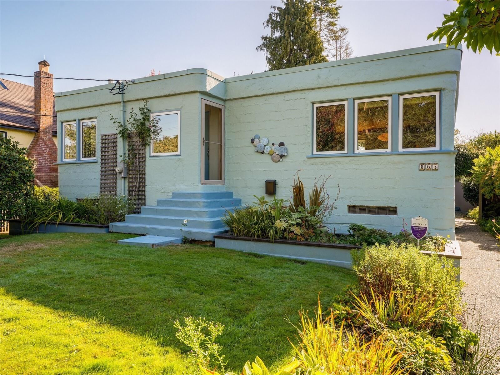 Property Photo:  865 Bank St  BC V8S 4A8 