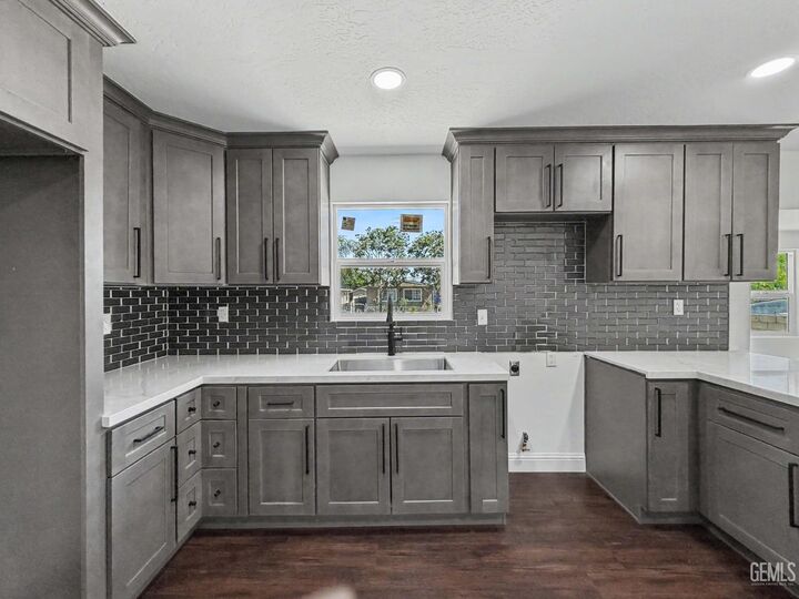 Property Photo:  6705 Betty Street  CA 93307 