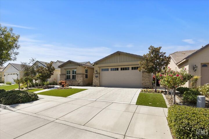 Property Photo:  2207 Highbury Street  CA 93311 