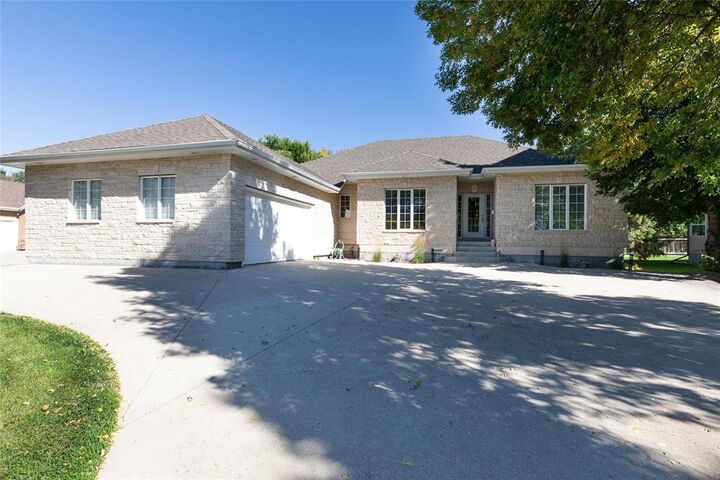 Property Photo:  35 Old Orchard Road  MB R2E 0L4 
