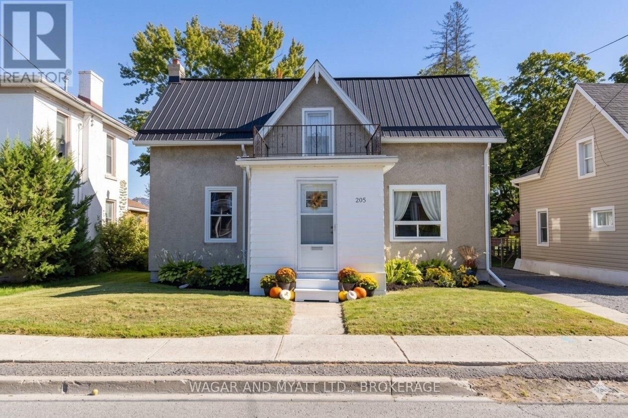 Property Photo:  205 Centre Street North  ON K7R 1N7 