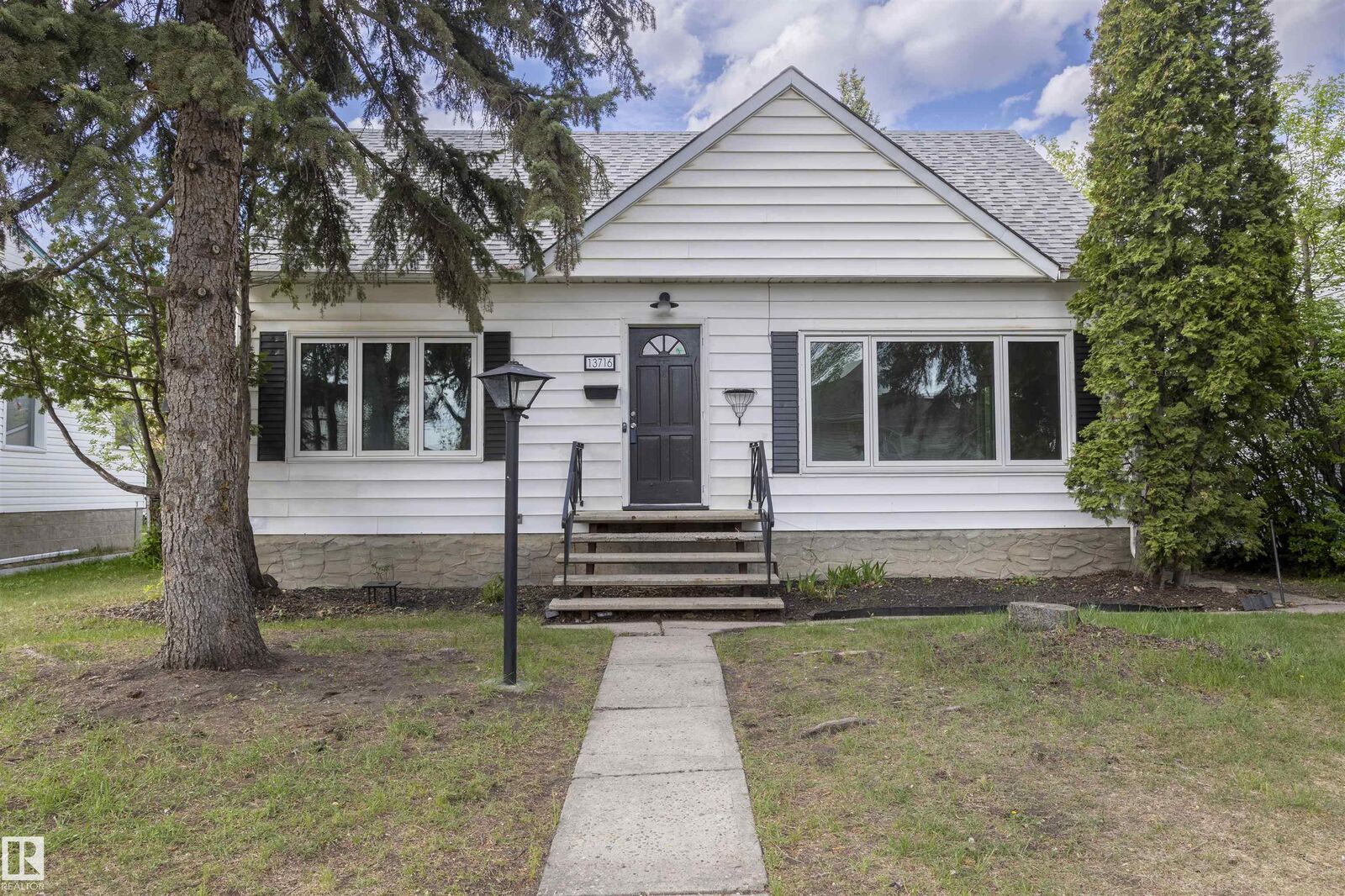 Property Photo:  13716 115 Avenue NW  AB T5M 3B3 