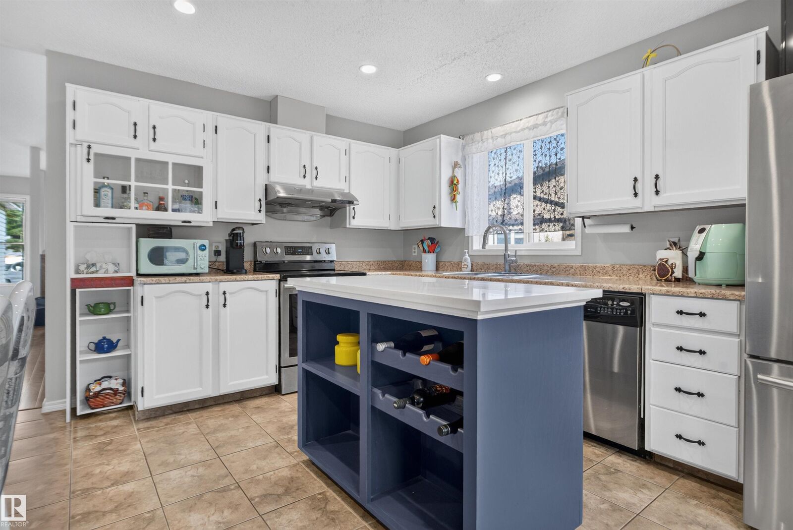 Property Photo:  1519 104 Street NW  AB T6J 5T2 
