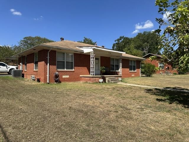 Property Photo: 701 N Warren TX 75684