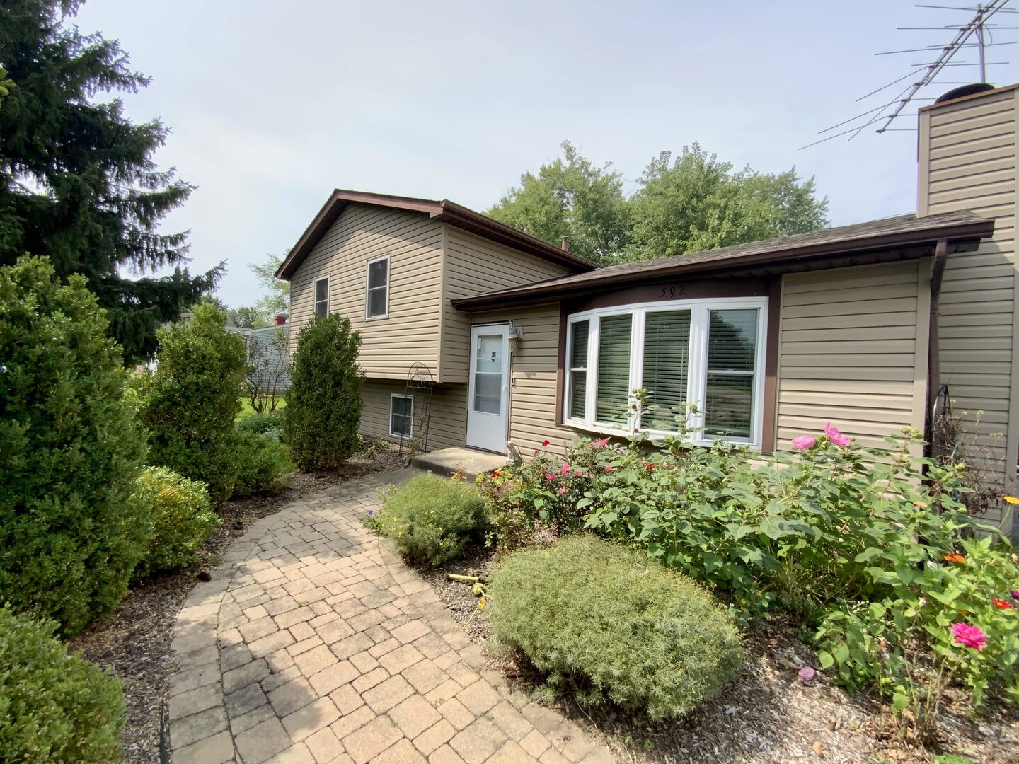Property Photo: 592 Pine Grove Avenue IL 60031
