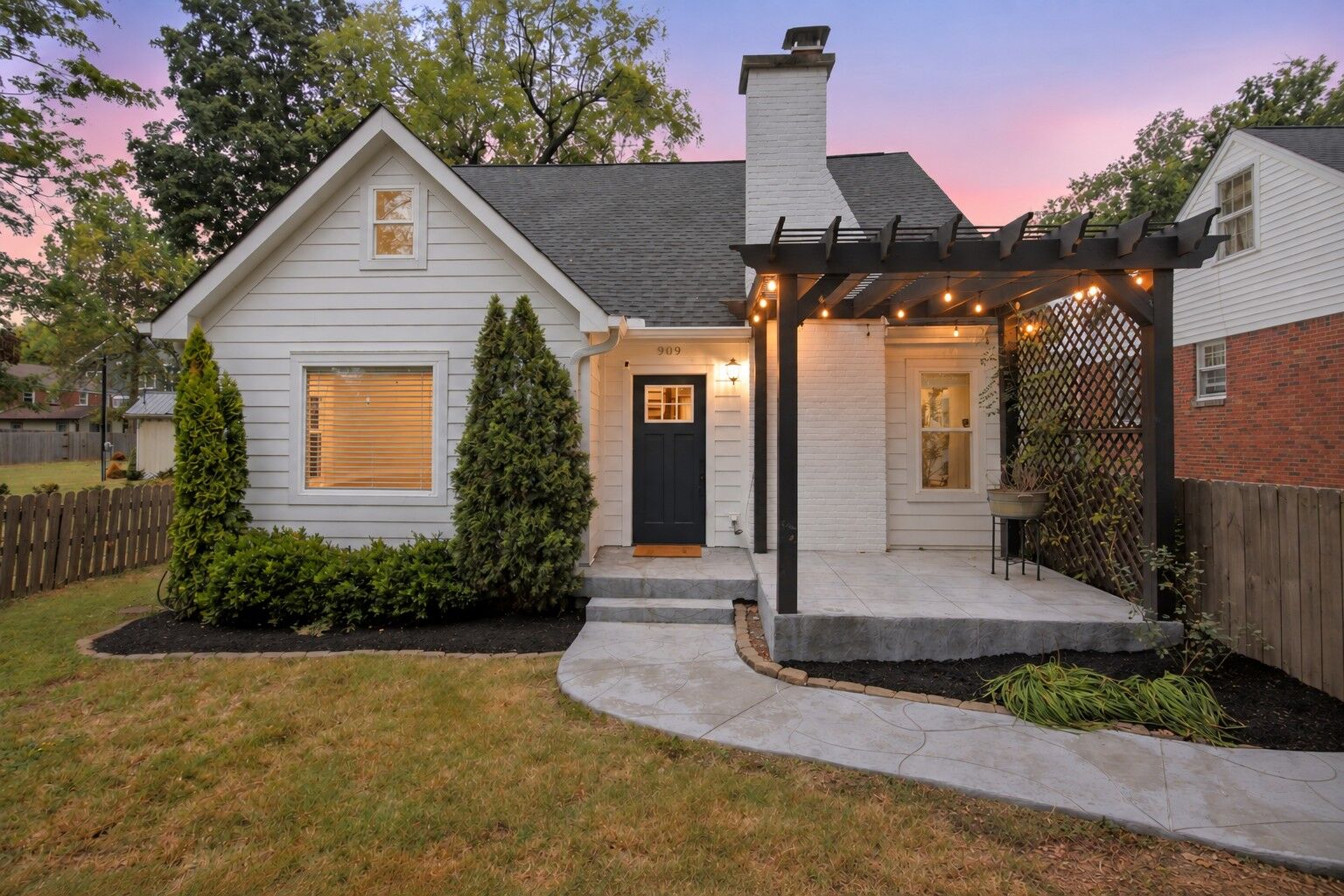 Property Photo: 909 McClurkan Ave TN 37206