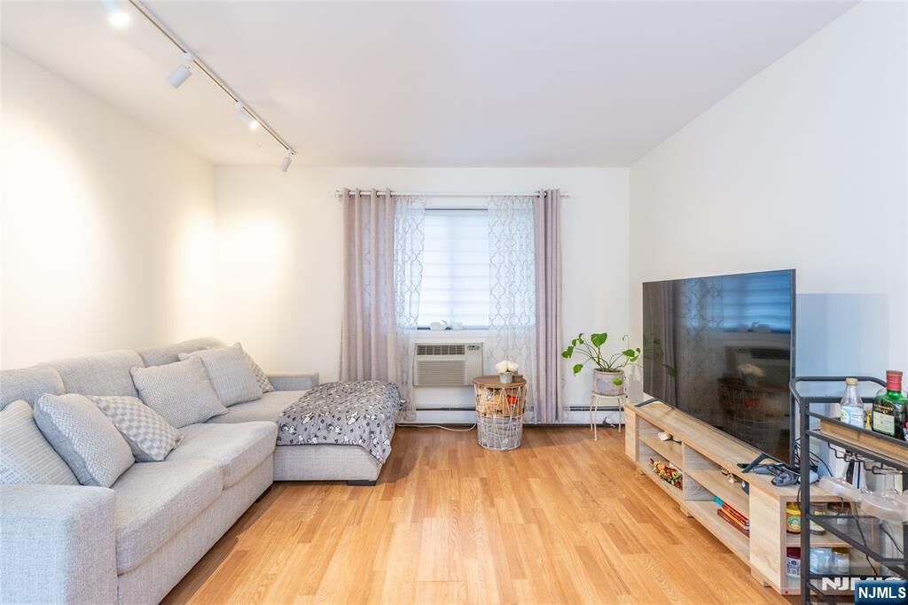 Property Photo:  245 Anderson Street 1A  NJ 07601 