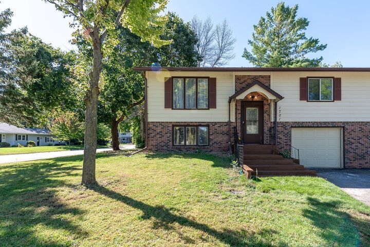 Property Photo:  1701 Quail Roost Drive  MN 56003 