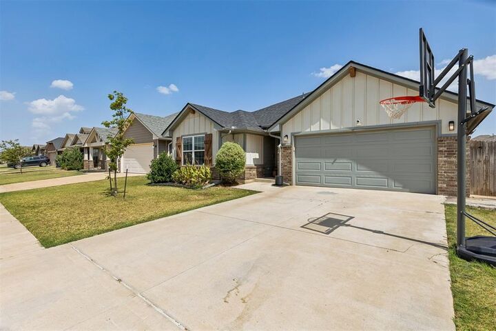 Property Photo: 8704 Yassir Bottom OK 73099