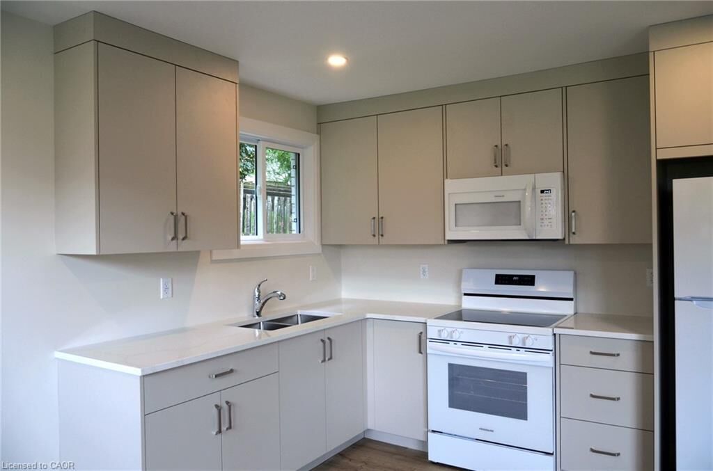 Property Photo:  254 Cedar Street 2  ON N3Y 2H9 