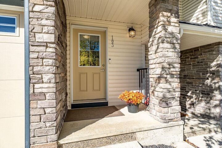 Photo de la propriété: 103 Panatella Road NW AB T3K 0S7