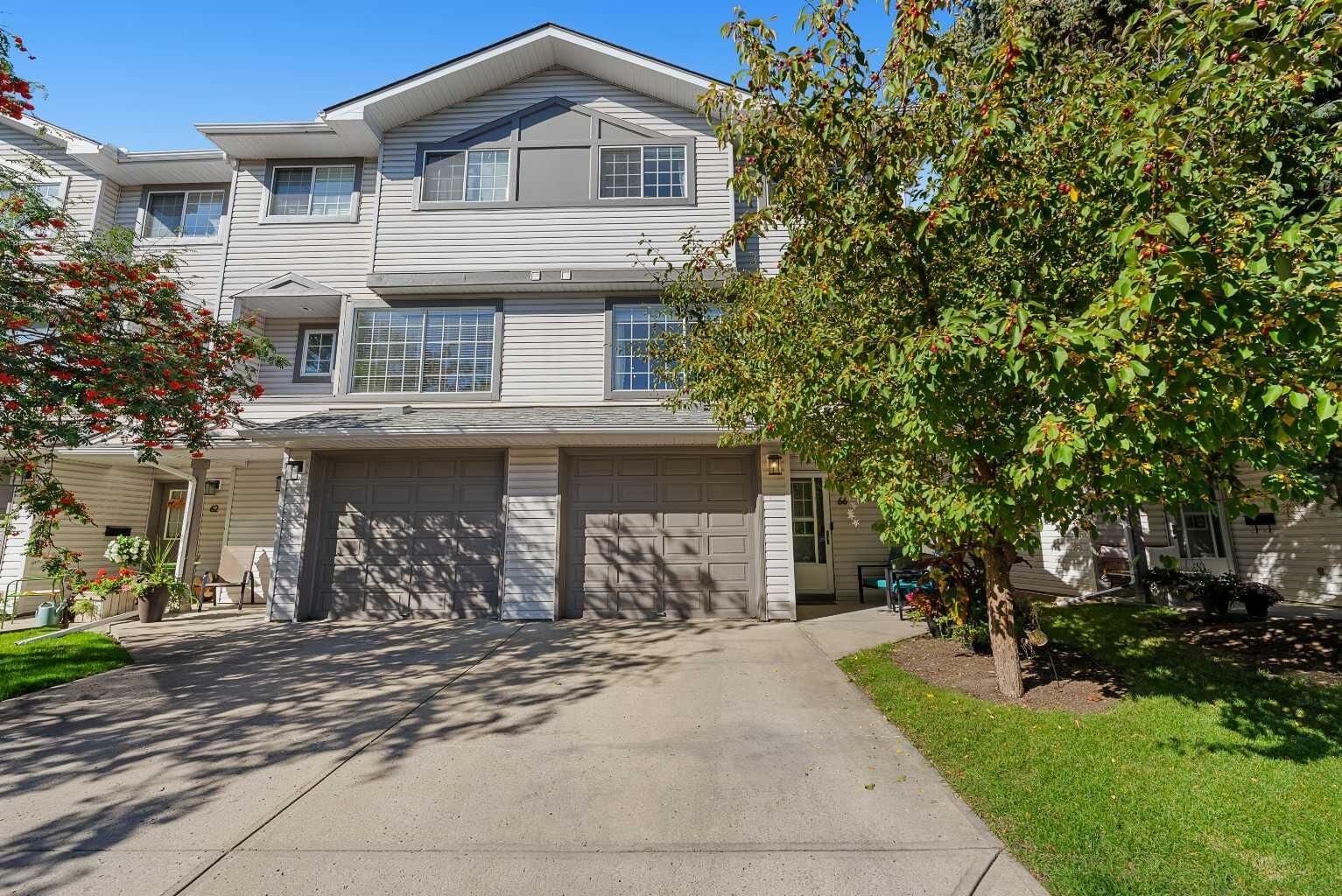 Property Photo:  66 Kingsland Villas SW  AB T2V 5J9 