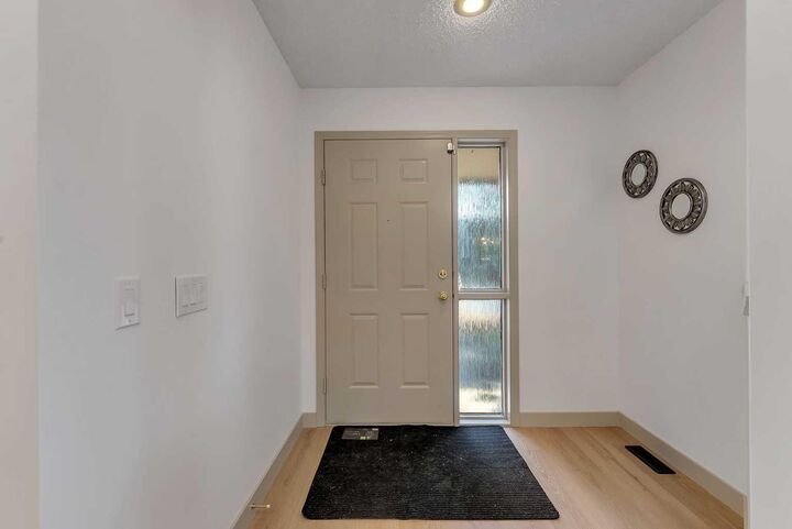 Property Photo:  12 Diamond Terrace SE  AB T2J 7A9 