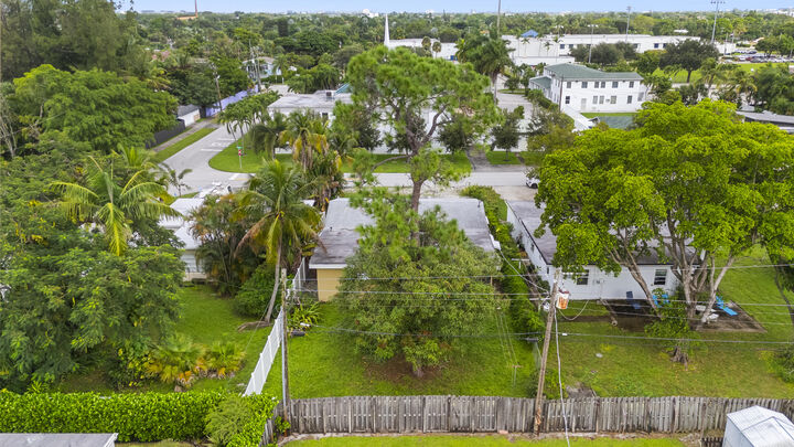Property Photo: 108 NE 23rd Street FL 33305