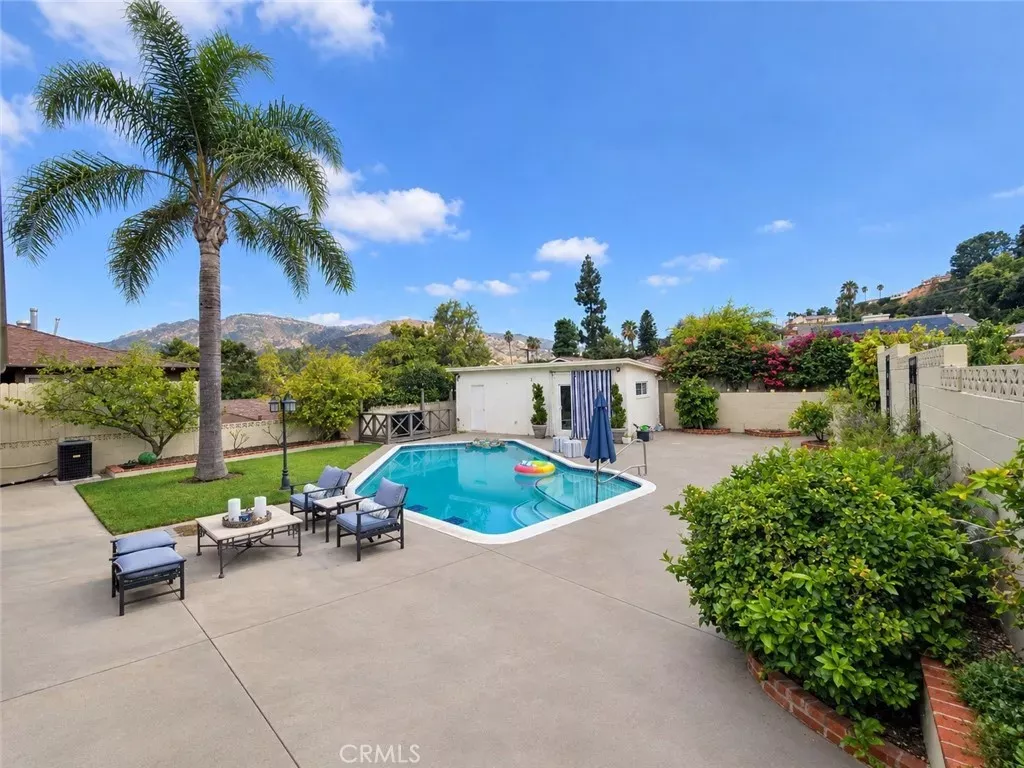 Property Photo: 1811 Calafia CA 91208