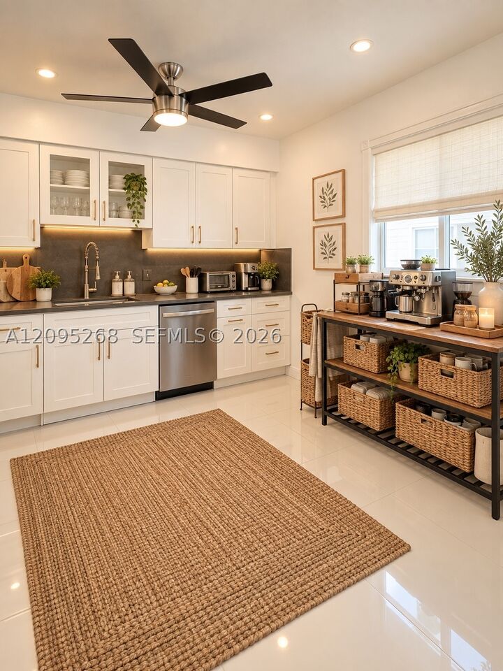 Property Photo:  916 NE 10th St  FL 33009 