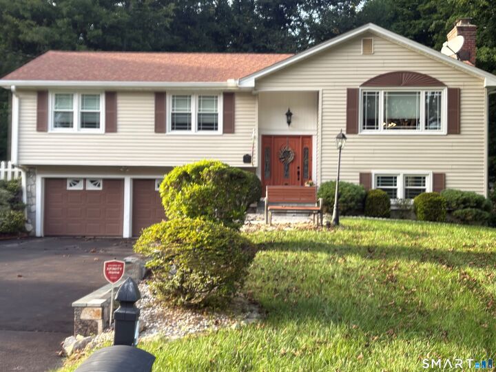 Property Photo:  4 Dempsey Court  CT 06401 