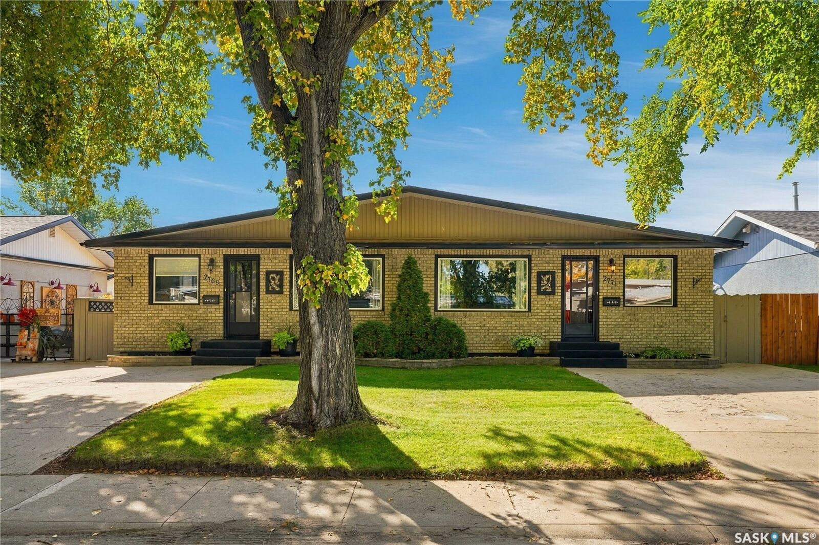 Property Photo: 2769/2771 Eastview SK S7J 3H3