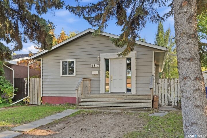 Property Photo:  3817 Diefenbaker Drive  SK S7L 5C6 