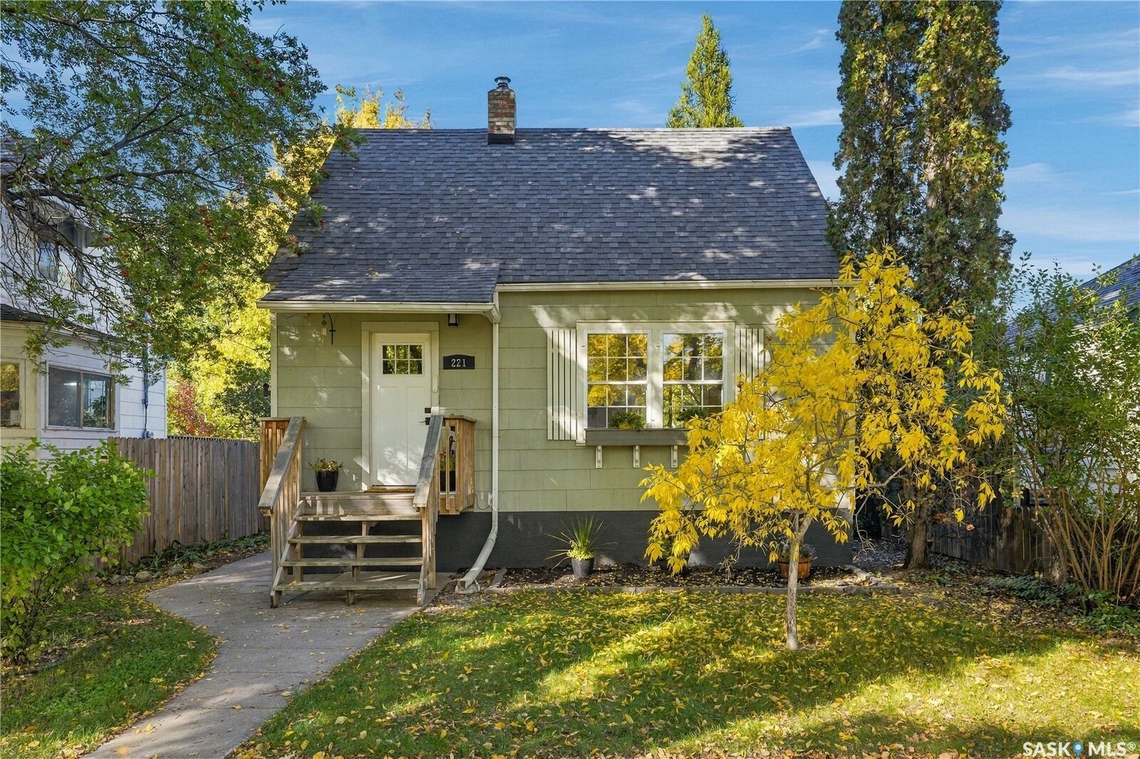 Property Photo:  221 Elm Street  SK S7J 0G8 
