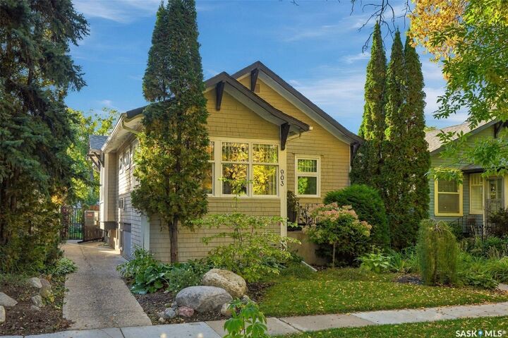 Property Photo:  903 9th Avenue N  SK S7K 2Z3 