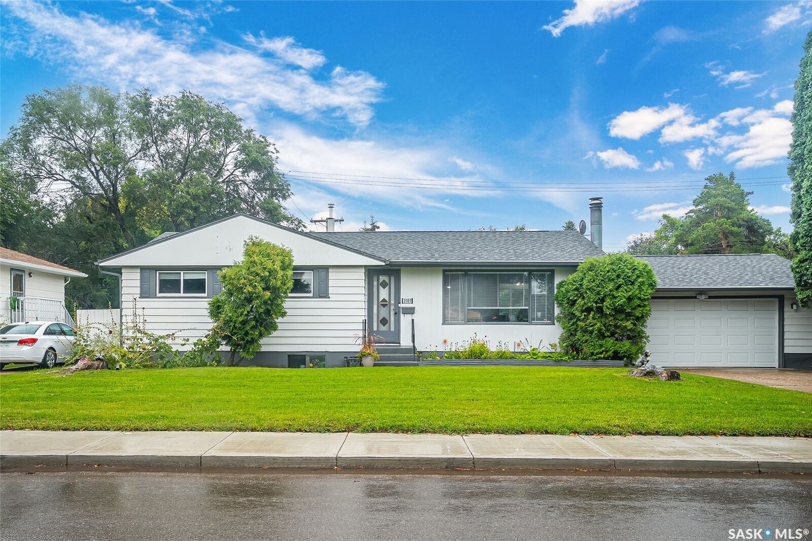 Property Photo:  2107 Cumberland Avenue S  SK S7J 1Z2 