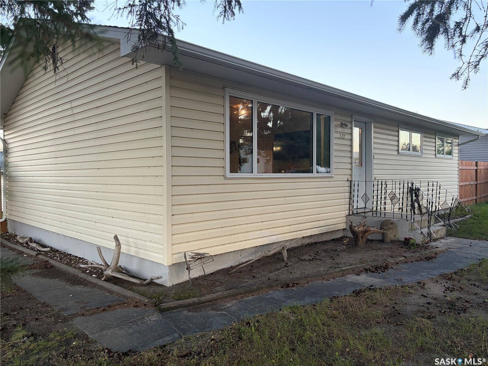 Property Photo: 502 6th Street E SK S0A 4T0