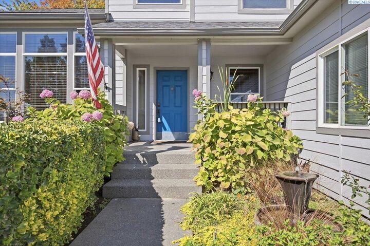 Property Photo:  134 Center Blvd  WA 99352 