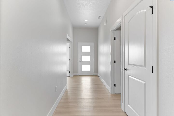 Property Photo:  704 Honeylicious St  WA 99352 