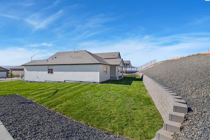 Property Photo:  704 Honeylicious St  WA 99352 