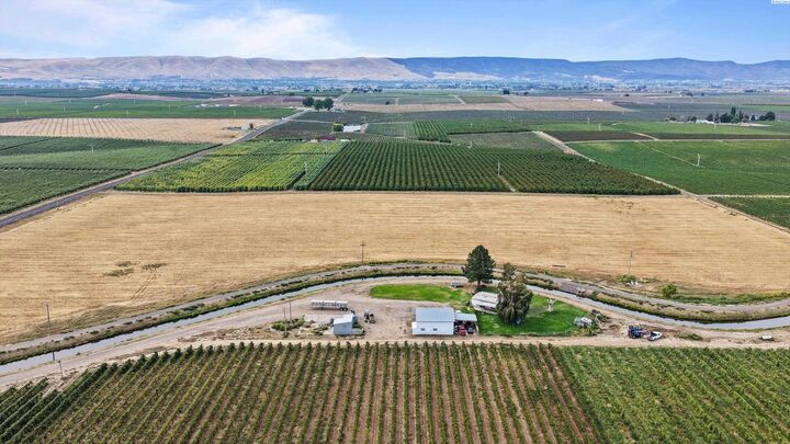 Property Photo:  46608 N Gap Rd  WA 99350 