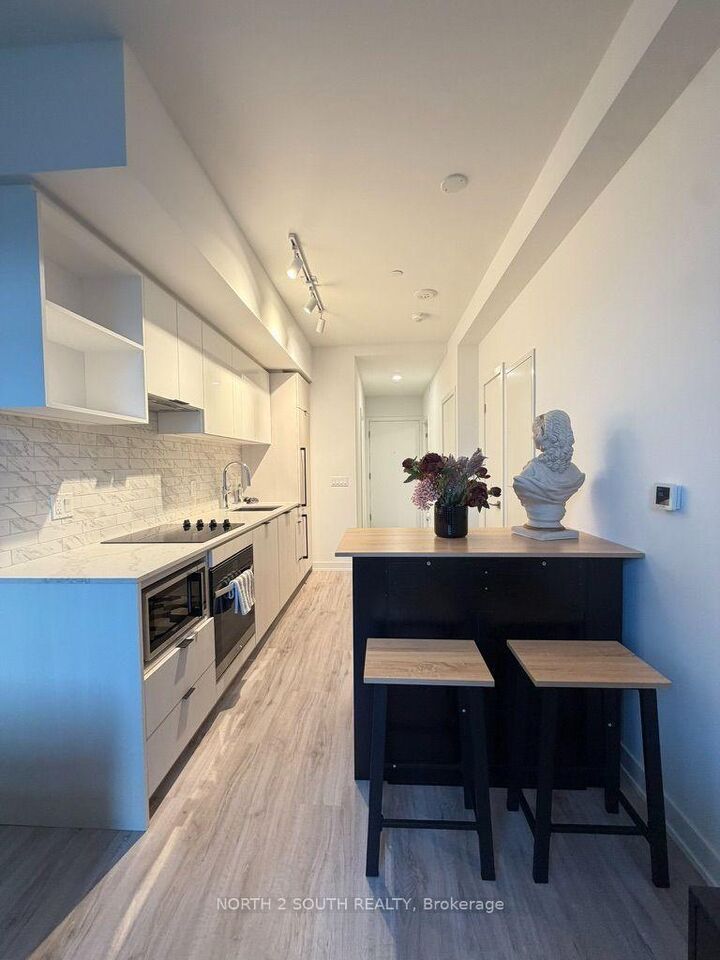 Property Photo: 252 Church Street 803 ON M5B 0E6
