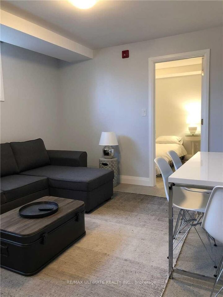 Property Photo:  230 South Kingsway N/A 9  ON M6S 3T9 