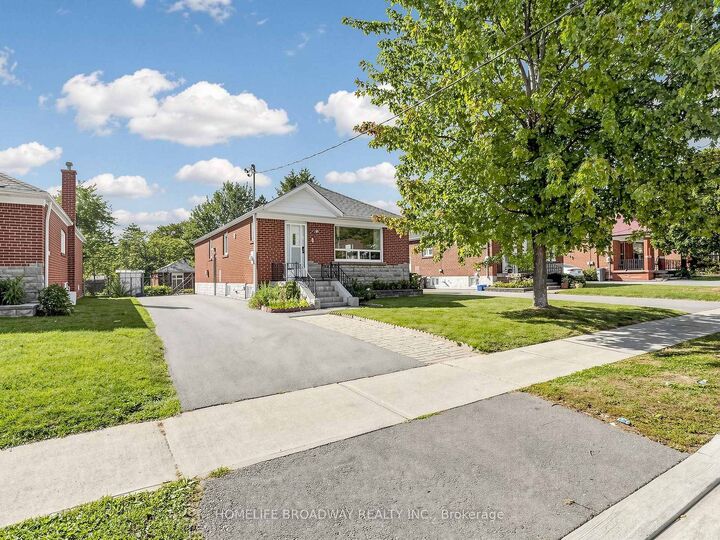 Photo de la propriété: 28 Ionview Road ON M1K 2Z4