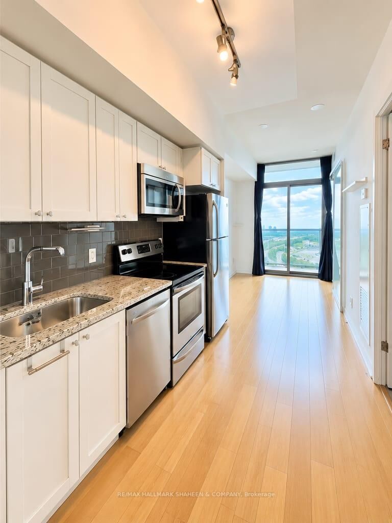 Property Photo:  105 The Queensway Avenue 2508  ON M6S 5B5 
