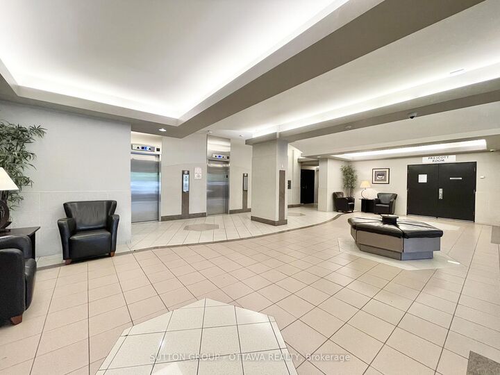 Property Photo:  900 Dynes Road 1908  ON K2C 3L6 