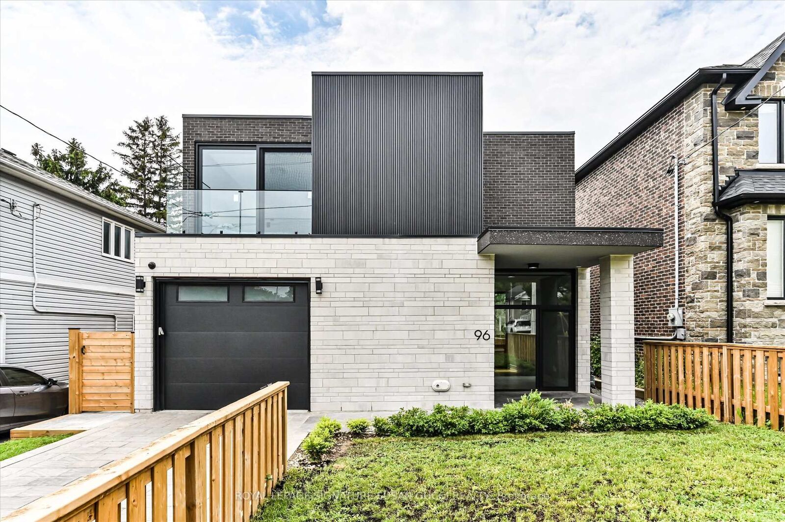 Photo de la propriété: 96 Squires Avenue ON M4B 2S1