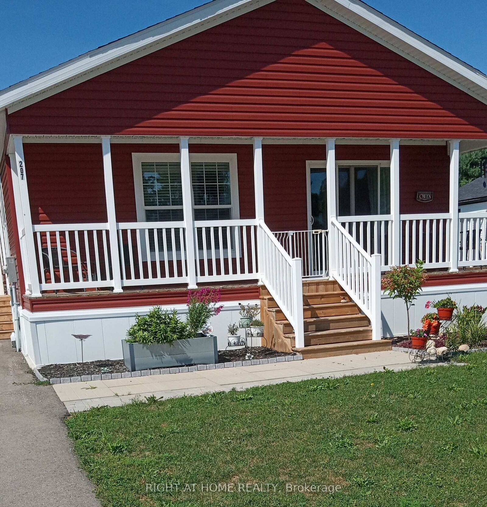 Property Photo:  207 Spruce Street  ON N4N 0C4 
