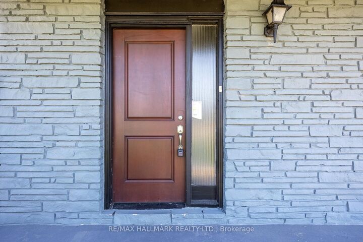Photo de la propriété: 109 Thickson Road S ON L1N 2C7