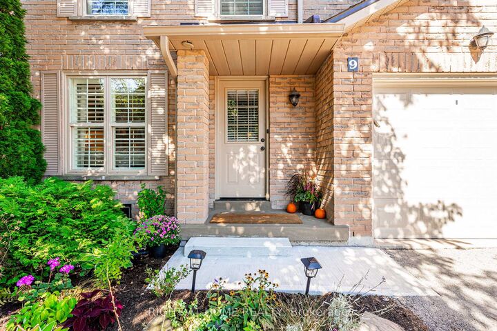 Photo de la propriété:  2272 Mowat Avenue 9  ON L6H 5L8 