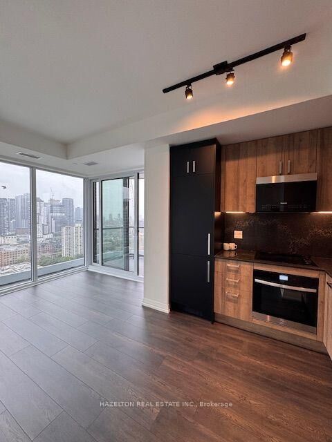 Property Photo:  280 Dundas Street W 2710  ON M5T 1G2 