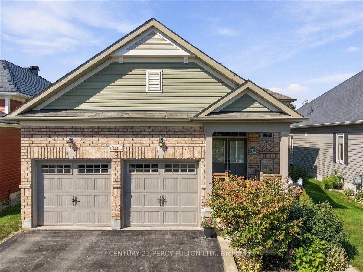 Photo de la propriété: 111 White Drive ON L1A 0B6