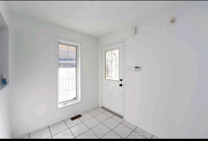 Property Photo:  24 Hayloft Court Upper  ON L6X 4R7 