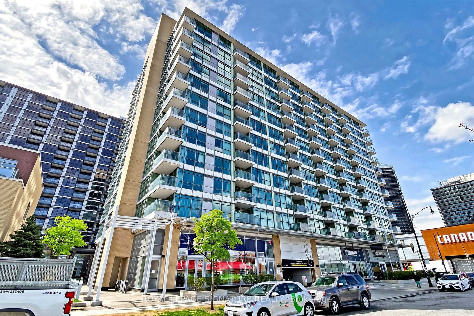 Photo de la propriété: 15 Singer Court 1211 ON M2K 0B1