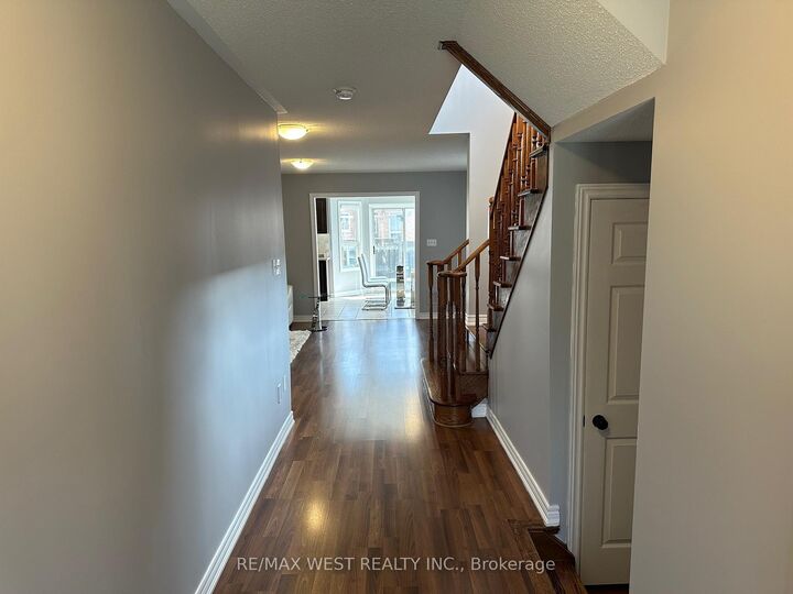Property Photo:  23 Twin Hills Crescent  ON L4H 0G5 